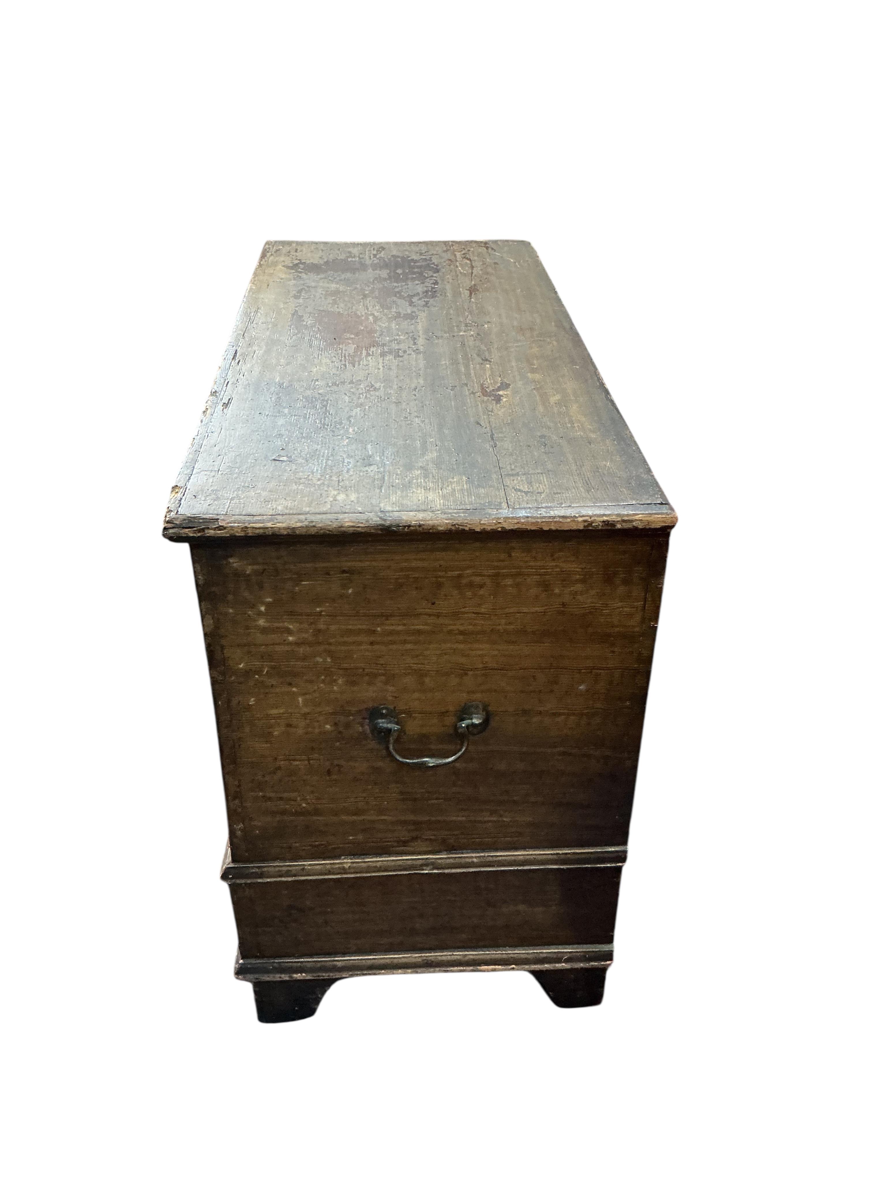 A small early 19th century pine mule chest with painted simulated grain, width 92cm, depth 41cm, height 67cm
